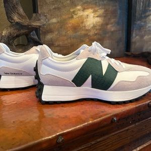 New balance 327!!! Never Worn! Hot Shoe of the year .